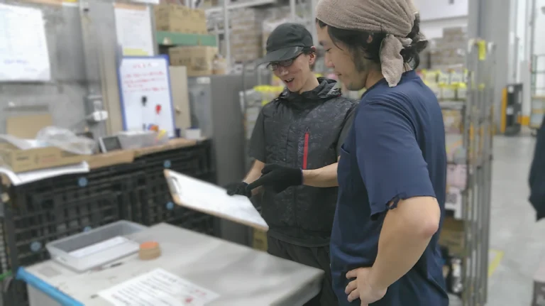 作業風景ですね。その日の注意事項について話し合っております。