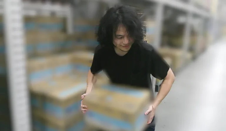 ピッキング作業の風景です。13kgあります。